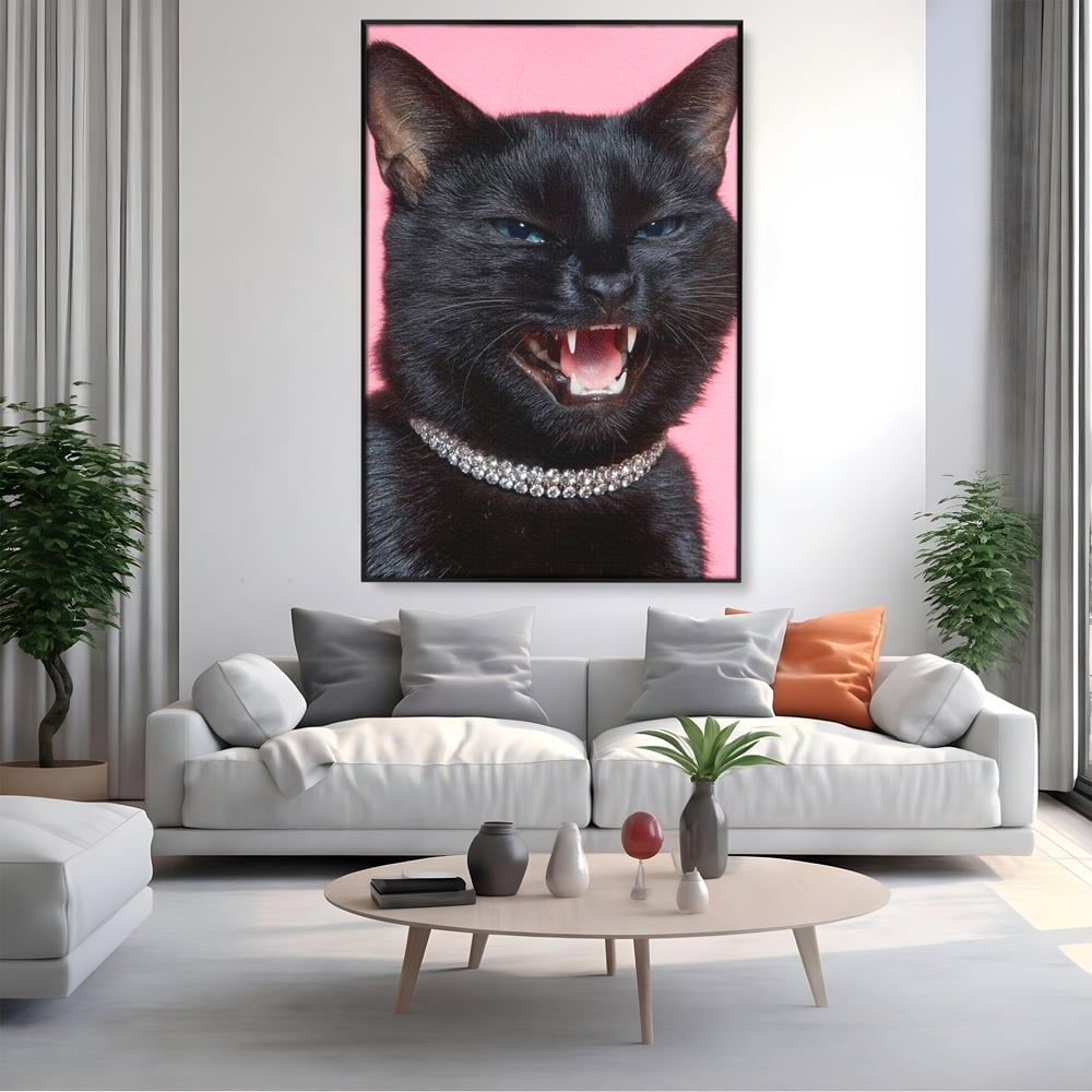 Tablou canvas cu tablou canvas cu pisica neagra bijuterie, in rama de aluminiu negru, pe perete intr-un living